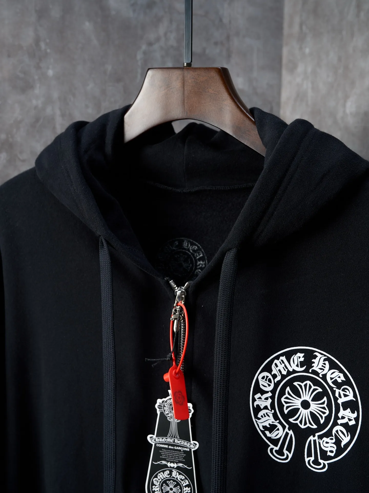 P460 Actual hanging auction】Chrome Hearts/Chrome Heart CH Sanskrit letter printed zipper hooded jacket [Ready stock] S M L Ruggedness and sophistication coexist. The zippered hooded silhouette deconstructs the lazy drape of suede. A rock oracle that whispers that I am the rule. A rebellious ceremony about wearing and performing. Adopt glue printing. The printing has been revised three times by the film screen. Use glue liquid paint to print the pattern on the fabric. The fabric is baked to fix the printed pattern. The fabrics have been washed and have a better hand feel. Not easy to deform. Not easy to shrink. Not easy to fade. Maintain long-term beauty and loose fit.
